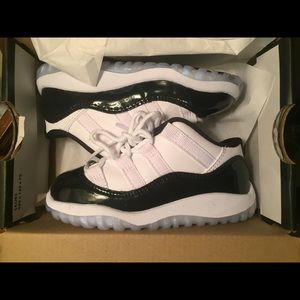 Worn once white and emerald jordans 9c